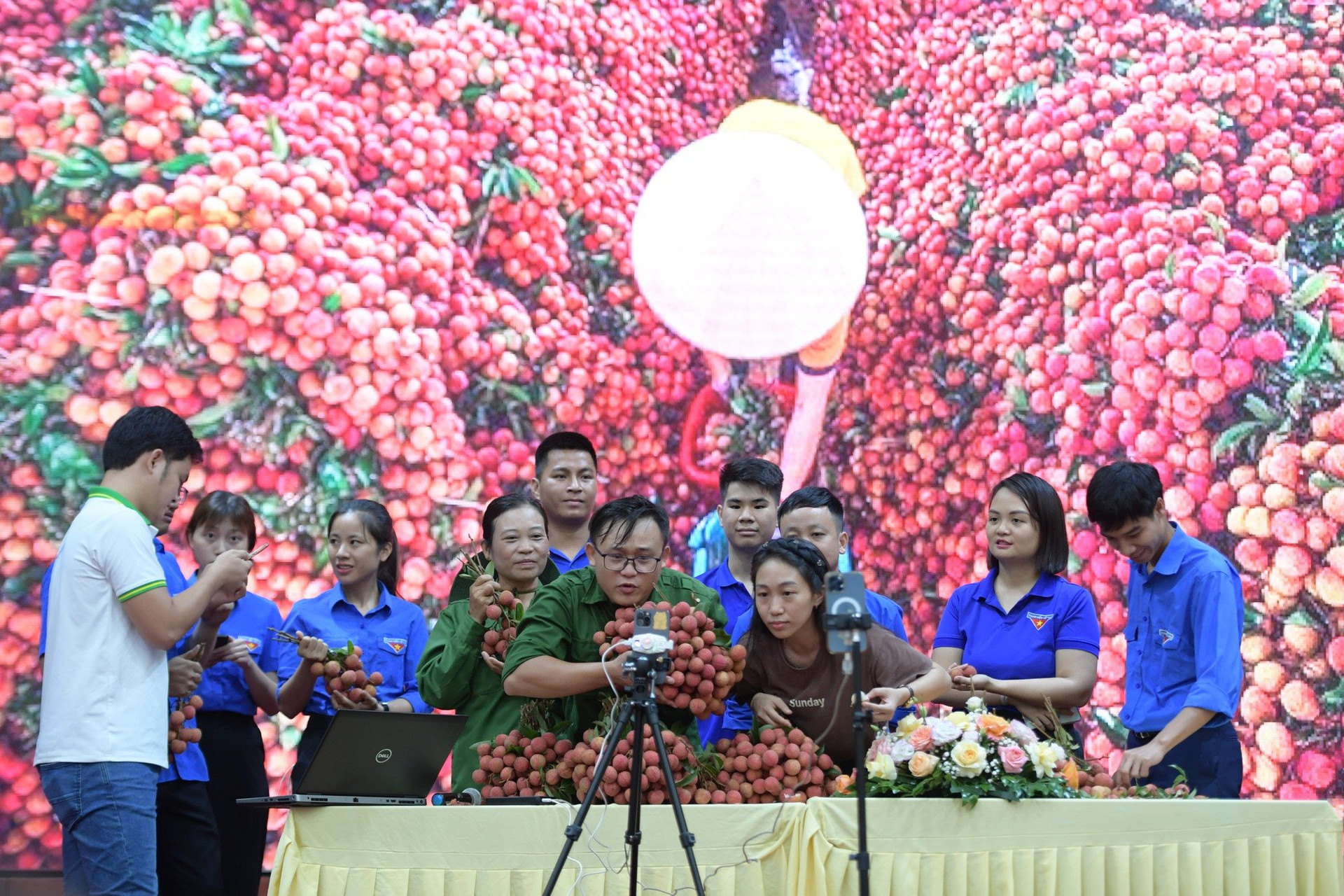 Dàn KOL TikTok livestream bán hết 23 tấn vải thiều Bắc Giang, 10 phút bán sạch mỳ Chũ, thịt gác bếp: 4 tiếng chốt hơn 5.100 đơn hàng, thu về hơn 1 tỷ đồng - Ảnh 2.