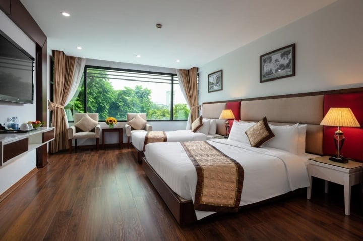 Cạn tiền sau COVID-19, hàng loạt khách sạn phổ cổ Hà Nội bị rao bán, giá hơn 1 tỷ đồng/m2 - Ảnh 1.