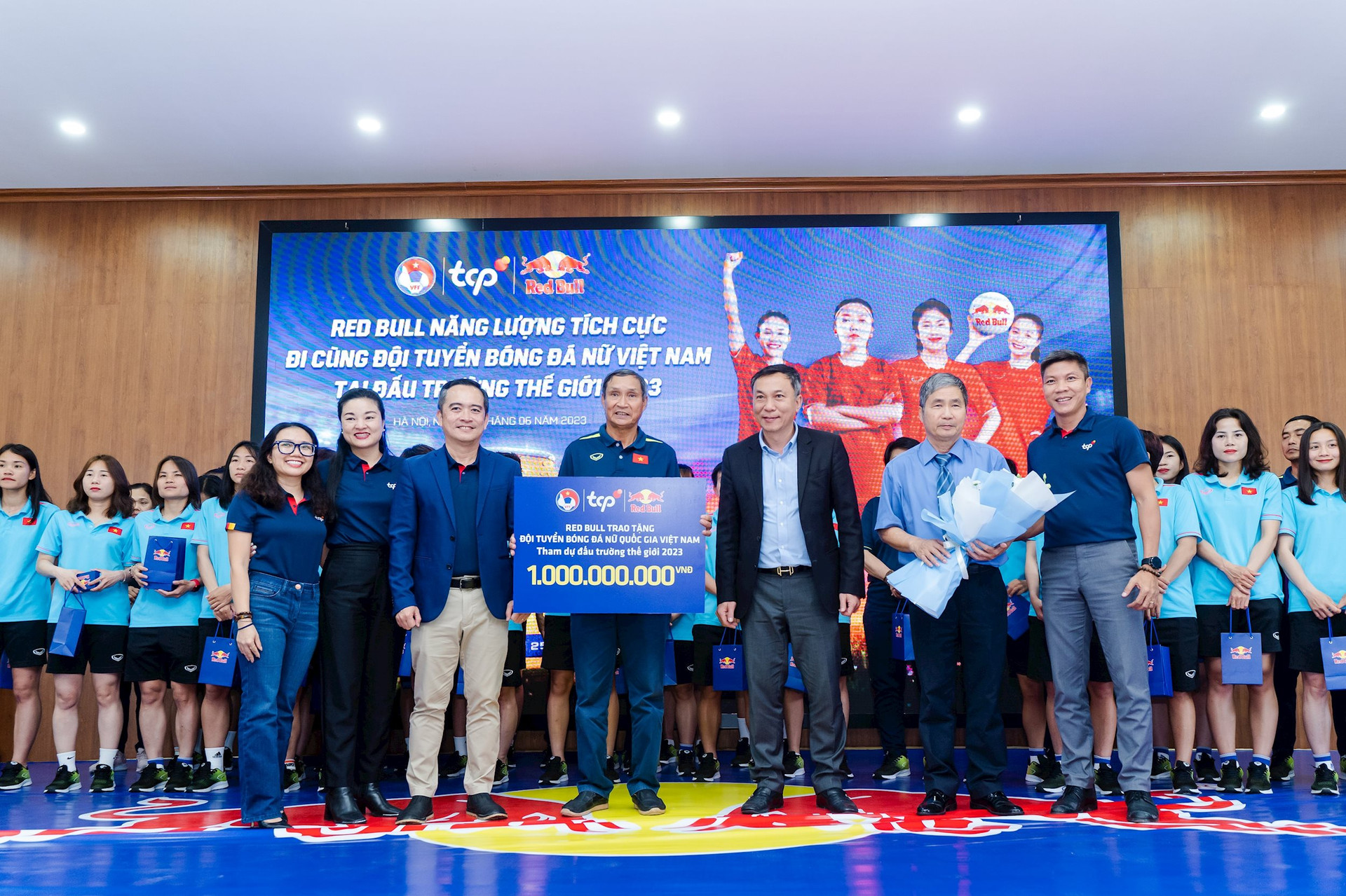 Một doanh nghiệp tặng đội tuyển nữ Việt Nam 36 chỉ vàng khắc tên riêng trước thềm World Cup 2023 - Ảnh 2.