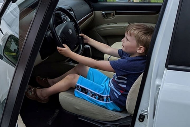 Những lưu ý quan trọng khi cho trẻ em đi xe ô tô - Ảnh 2.