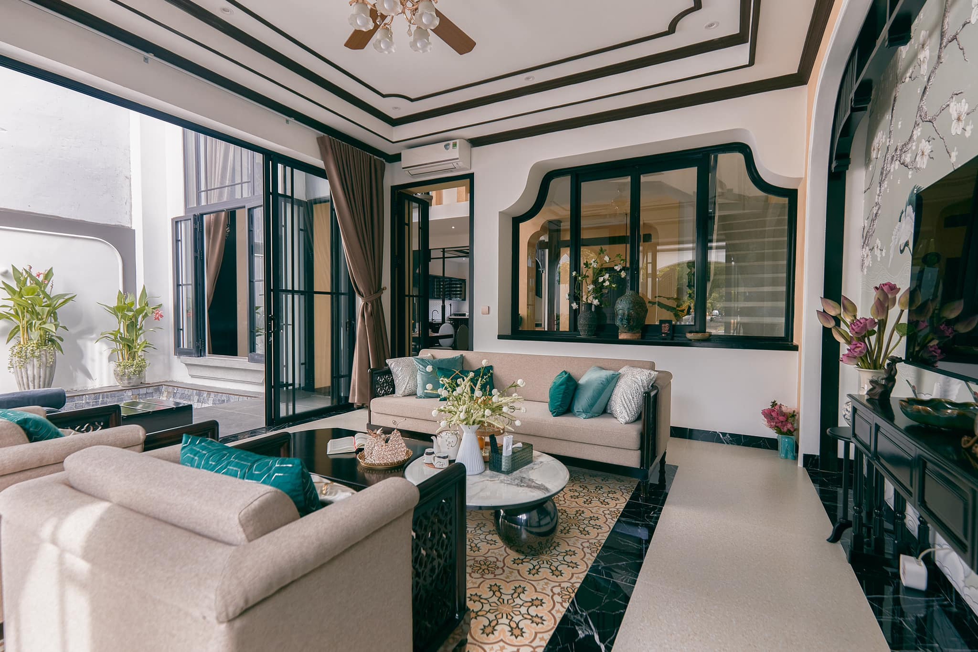 Cặp vợ chồng trẻ chi 8 tỷ xây căn villa phong cách Indochina đẹp mê ly  - Ảnh 2.
