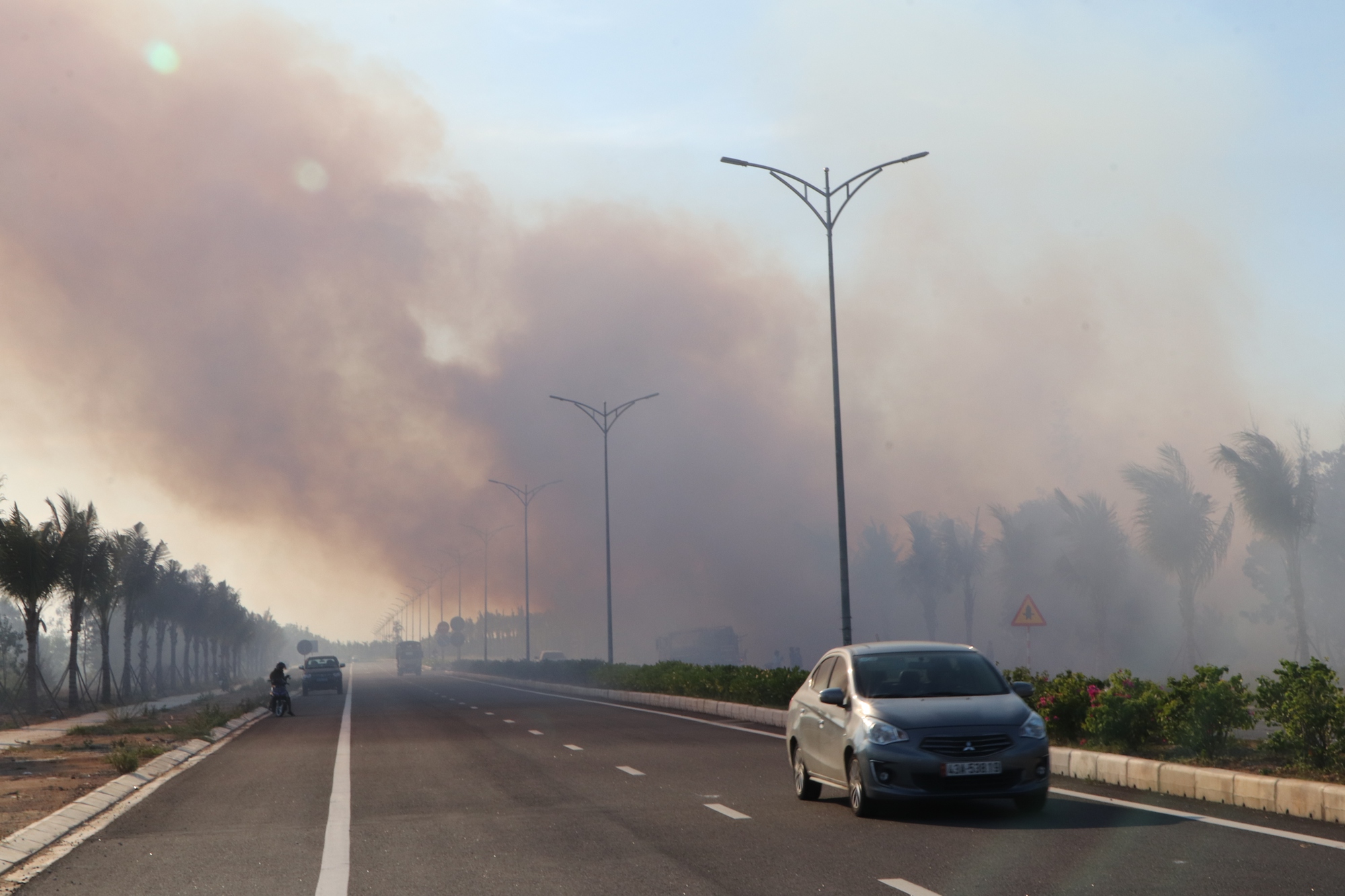 VIDEO: Rừng ven biển Quảng Nam cháy lớn - Ảnh 13.