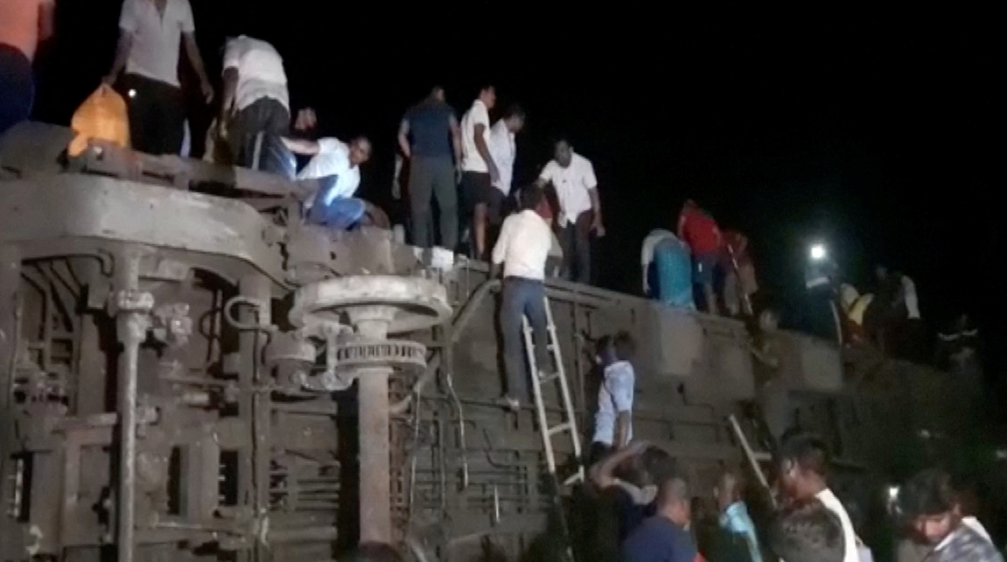 Tai nạn va chạm kinh hoàng tại Ấn Độ, hơn 1.000 người thương vong - Ảnh 1.