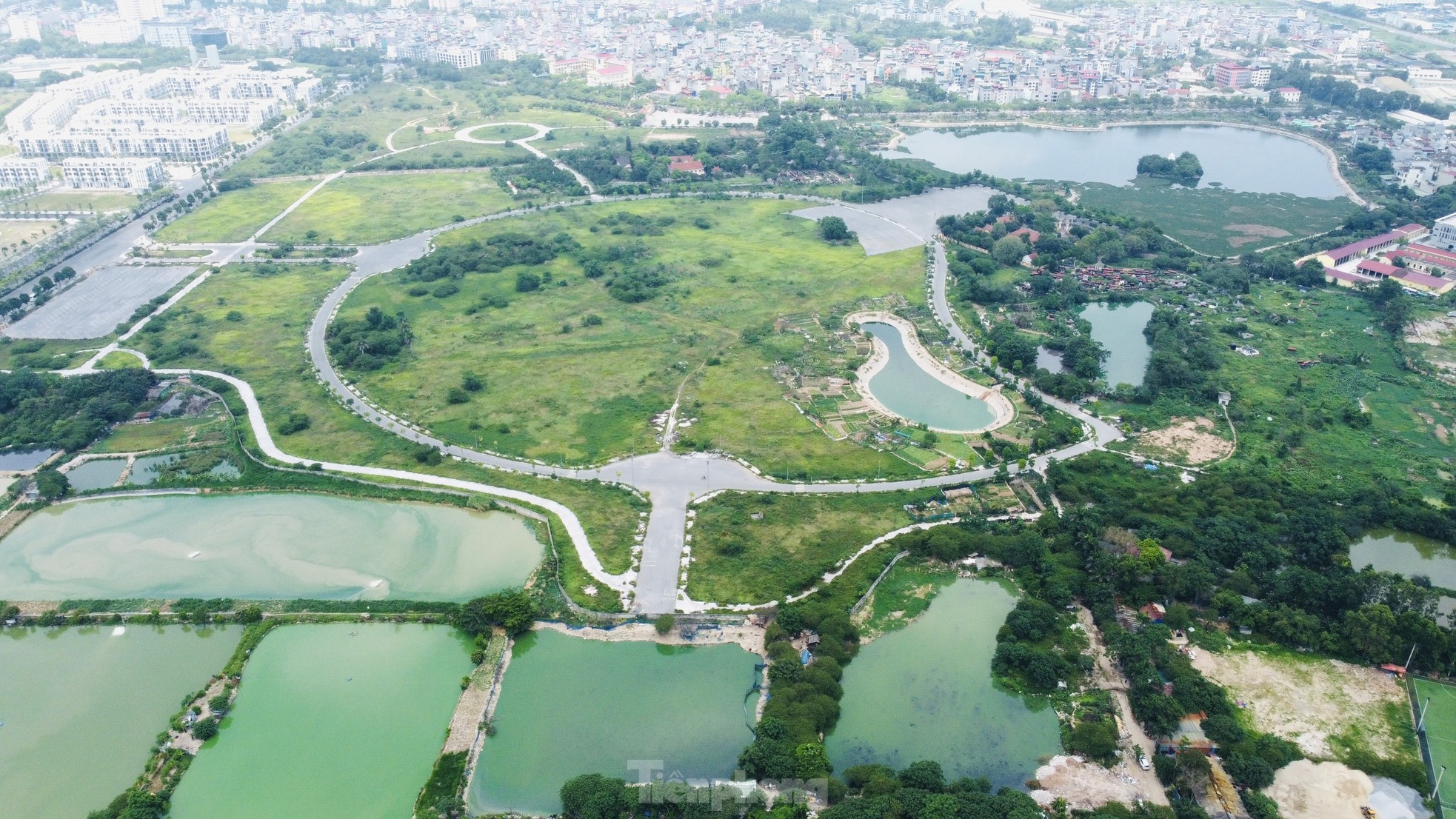 Toàn cảnh công viên Chu Văn An sau 7 năm quy hoạch vẫn ngổn ngang - Ảnh 1.