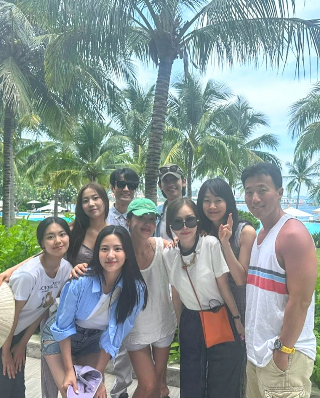 Dàn sao Doctor Cha "xả" ảnh nghỉ dưỡng ở Việt Nam: "Chị đại" Uhm Jung Hwa và Myung Se Bin đọ sắc cực gắt - Ảnh 1.