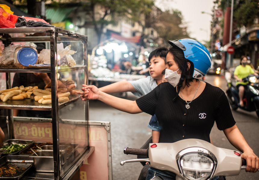 1 tuần ở Việt Nam của khách nước ngoài: Hiệu lệnh đặc biệt để qua đường và món &quot;latte gà&quot; - Ảnh 3.