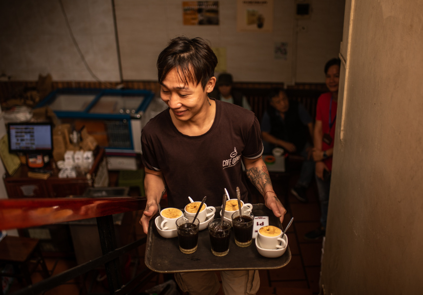 1 tuần ở Việt Nam của khách nước ngoài: Hiệu lệnh đặc biệt để qua đường và món &quot;latte gà&quot; - Ảnh 4.