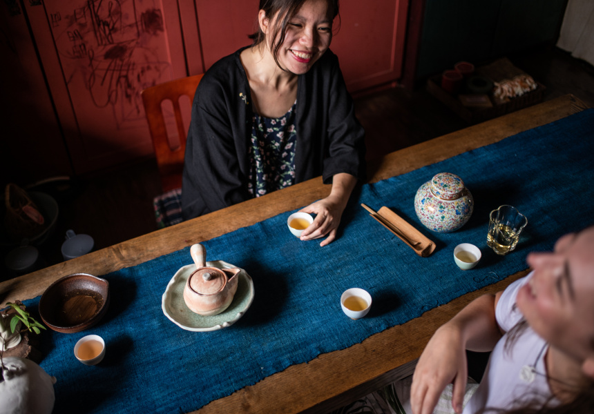 1 tuần ở Việt Nam của khách nước ngoài: Hiệu lệnh đặc biệt để qua đường và món &quot;latte gà&quot; - Ảnh 2.