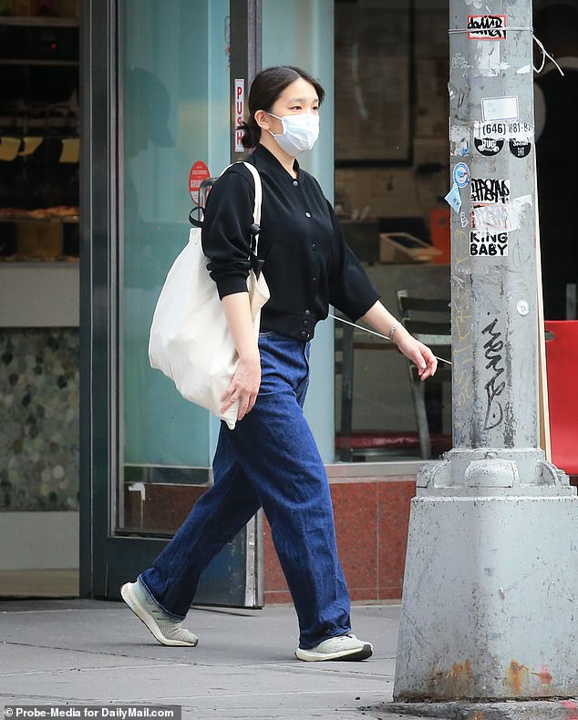 Cựu Công chúa Nhật hiếm hoi lộ diện trên phố, gây chú ý bởi vẻ ngoài sau gần 2 năm rời hoàng gia gây  - Ảnh 3.