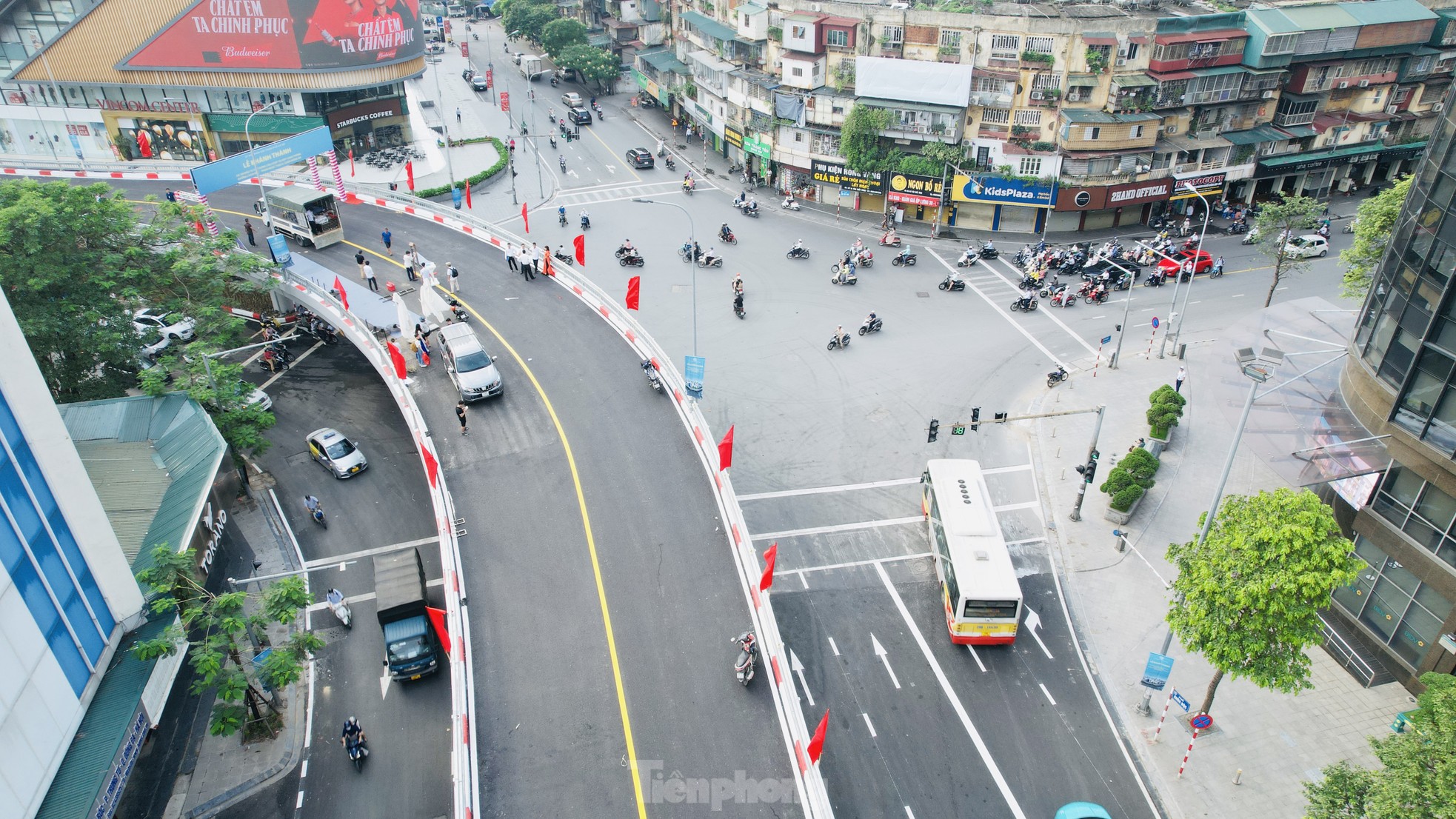 Cầu vượt chữ C đầu tiên ở Hà Nội thông xe sau nhiều lần lỡ hẹn - Ảnh 4.