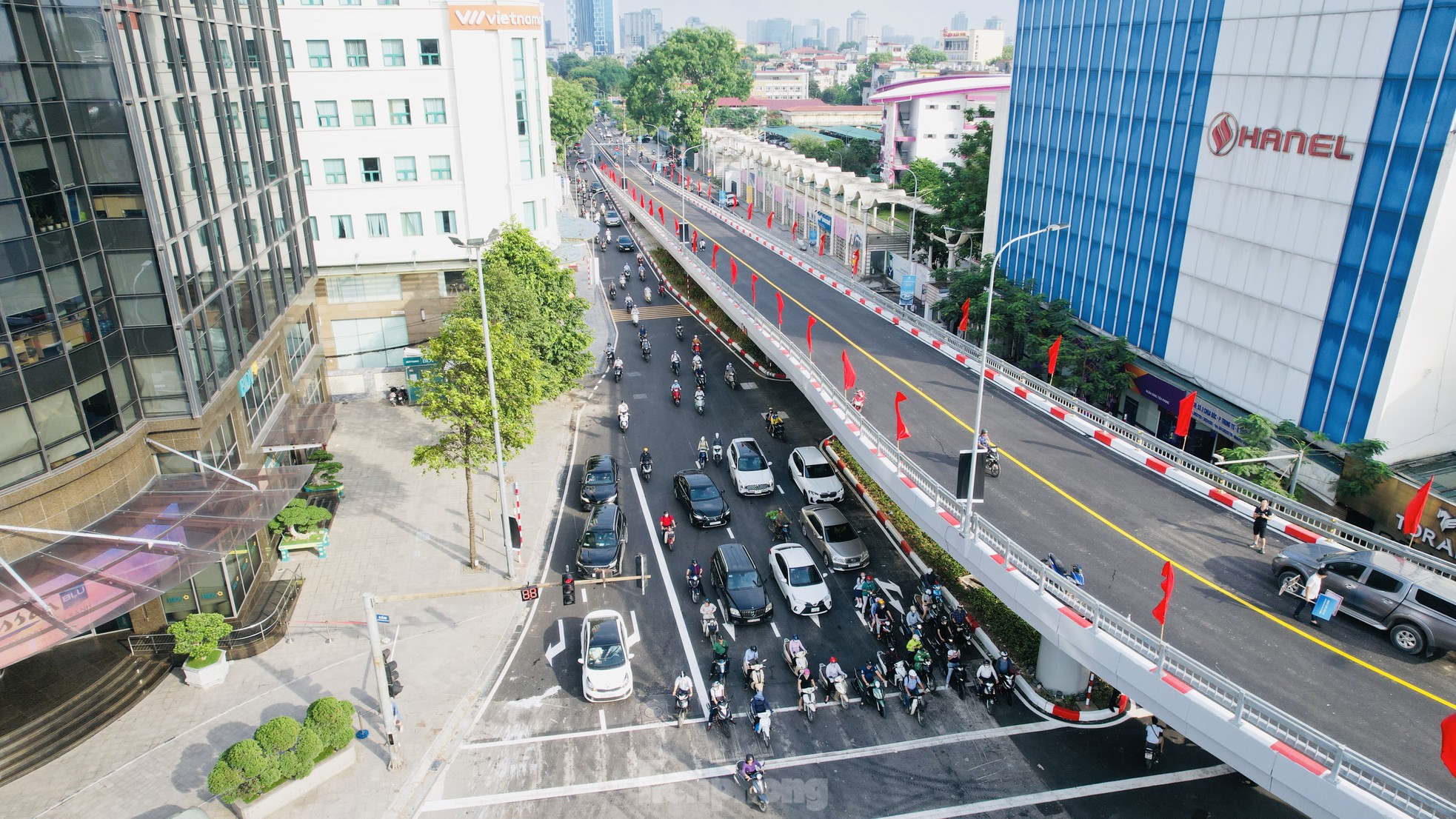 Cầu vượt chữ C đầu tiên ở Hà Nội thông xe sau nhiều lần lỡ hẹn - Ảnh 5.