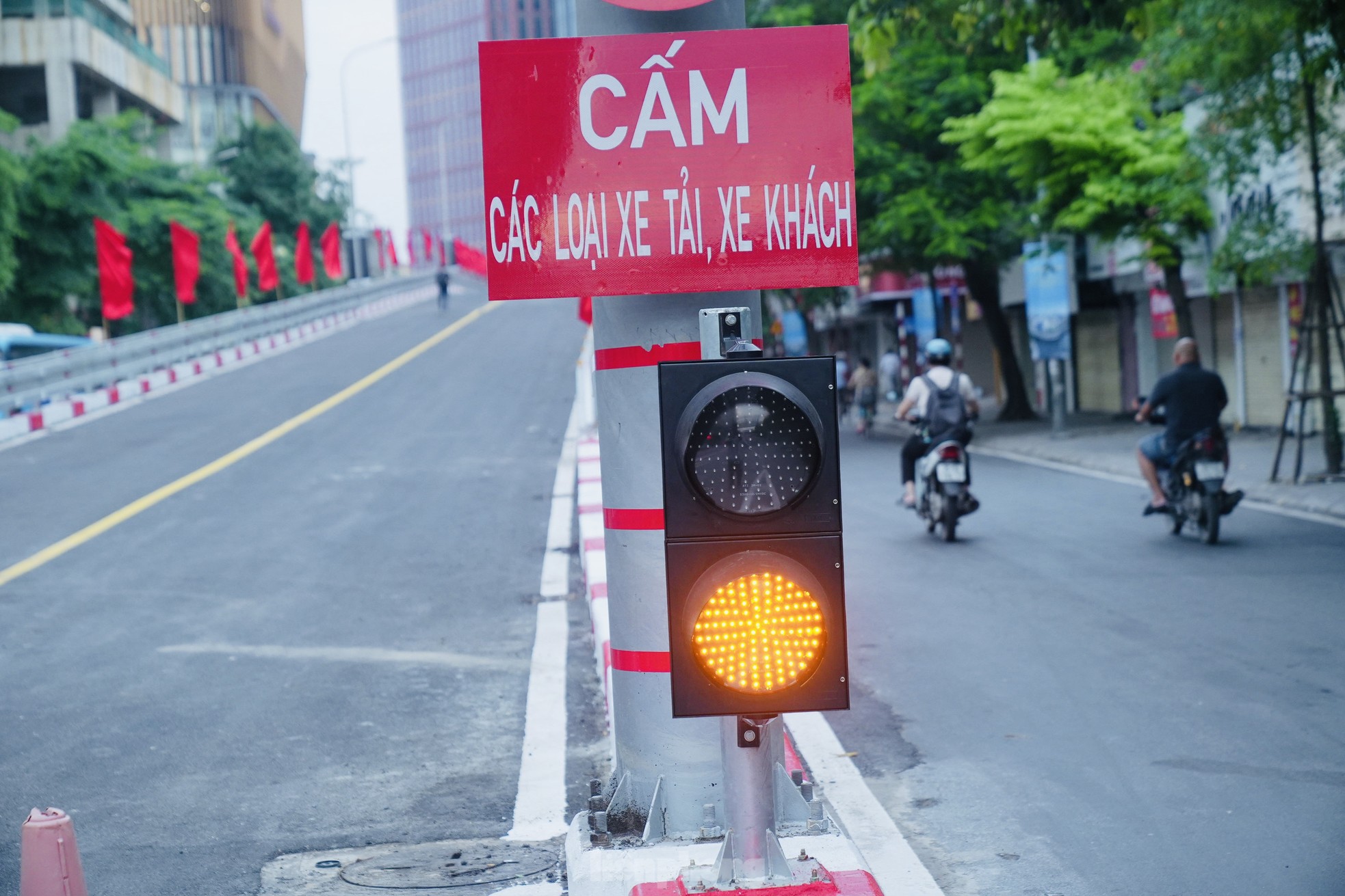 Cầu vượt chữ C đầu tiên ở Hà Nội thông xe sau nhiều lần lỡ hẹn - Ảnh 7.