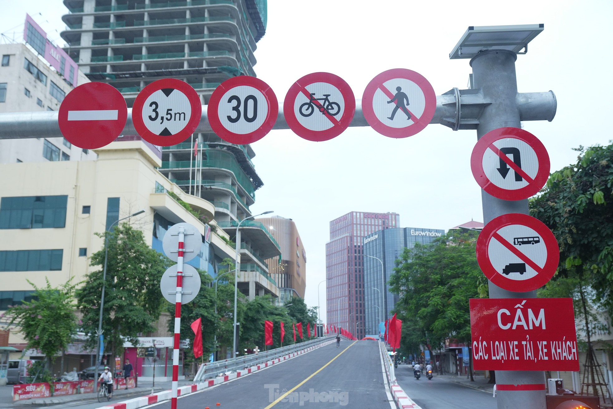 Cầu vượt chữ C đầu tiên ở Hà Nội thông xe sau nhiều lần lỡ hẹn - Ảnh 6.