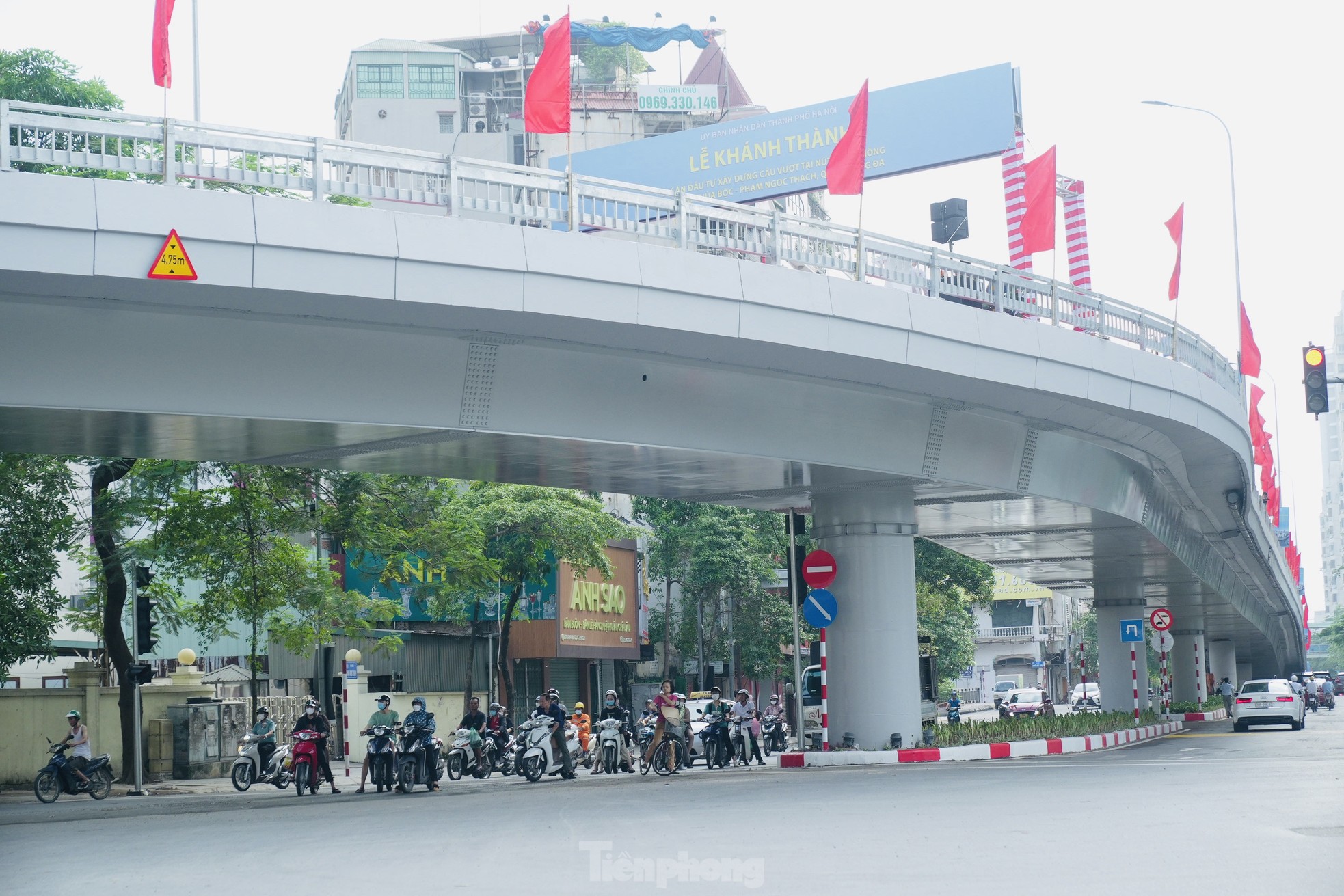 Cầu vượt chữ C đầu tiên ở Hà Nội thông xe sau nhiều lần lỡ hẹn - Ảnh 9.
