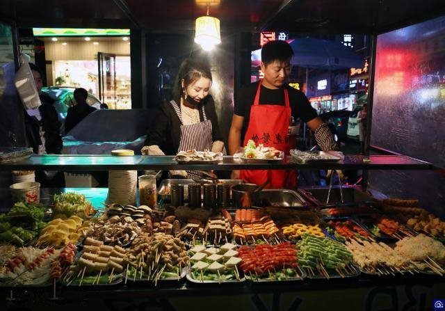 Hai vợ chồng Trung Quốc bán thịt xiên giá rẻ, chẳng mấy chốc mua nhà tậu xe: Làm nhỏ ăn lớn không khó, tất cả là ngờ 4 "độc chiêu" - Ảnh 1.