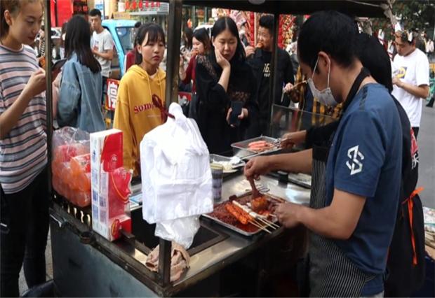 Hai vợ chồng Trung Quốc bán thịt xiên giá rẻ, chẳng mấy chốc mua nhà tậu xe: Làm nhỏ ăn lớn không khó, tất cả là ngờ 4 "độc chiêu" - Ảnh 2.