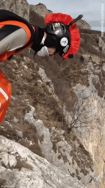 Chơi môn thể thao nguy hiểm nhất thế giới, một người đàn ông thiệt mạng sau khi rơi từ vách núi cao 400m - Ảnh 2.