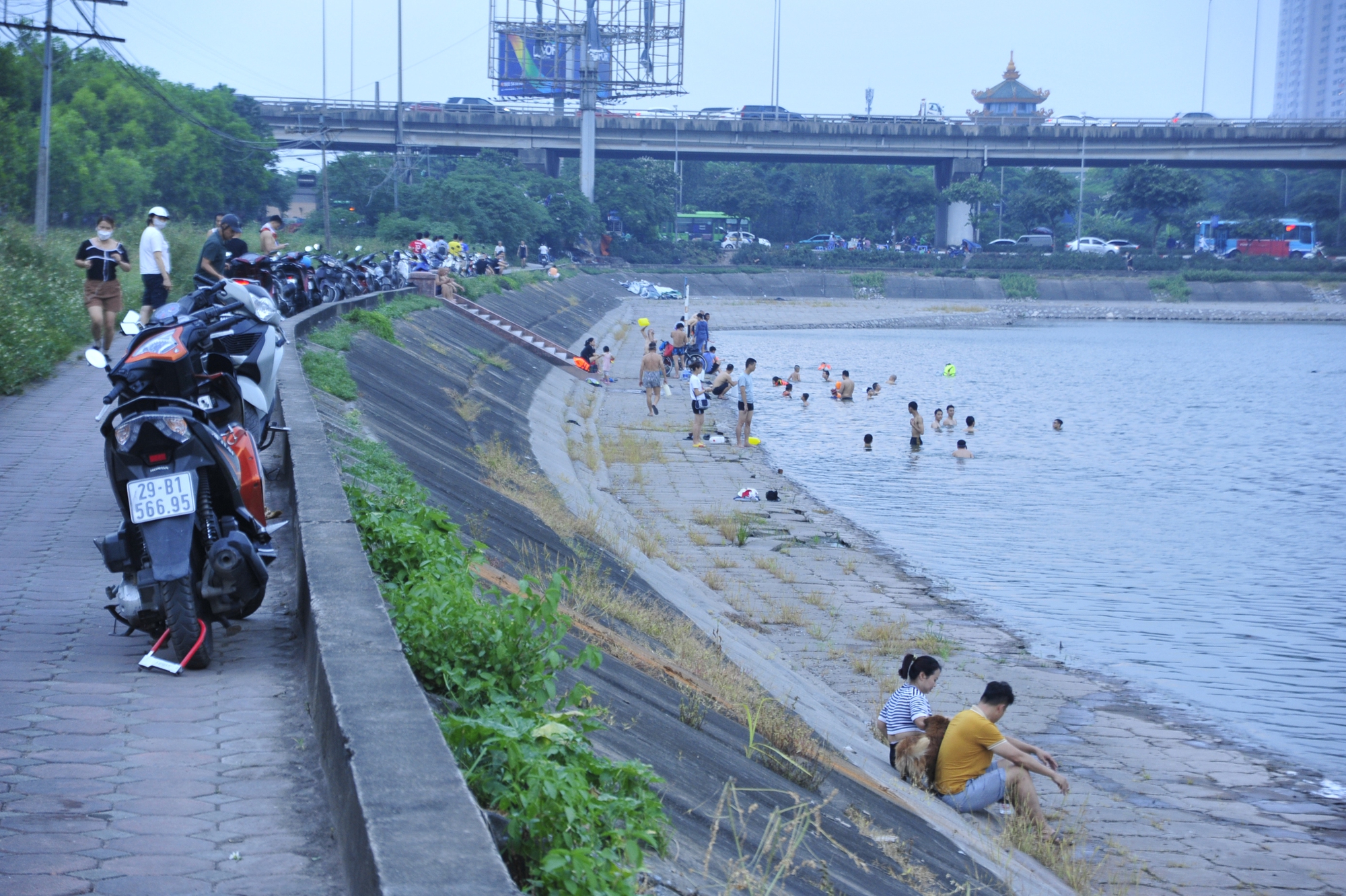 Hà Nội: Hồ Linh Đàm trở thành ‘bãi biển giải nhiệt’ giữa nắng nóng đỉnh điểm, người dân lưu ý thứ luôn cần mang theo để phòng thân
