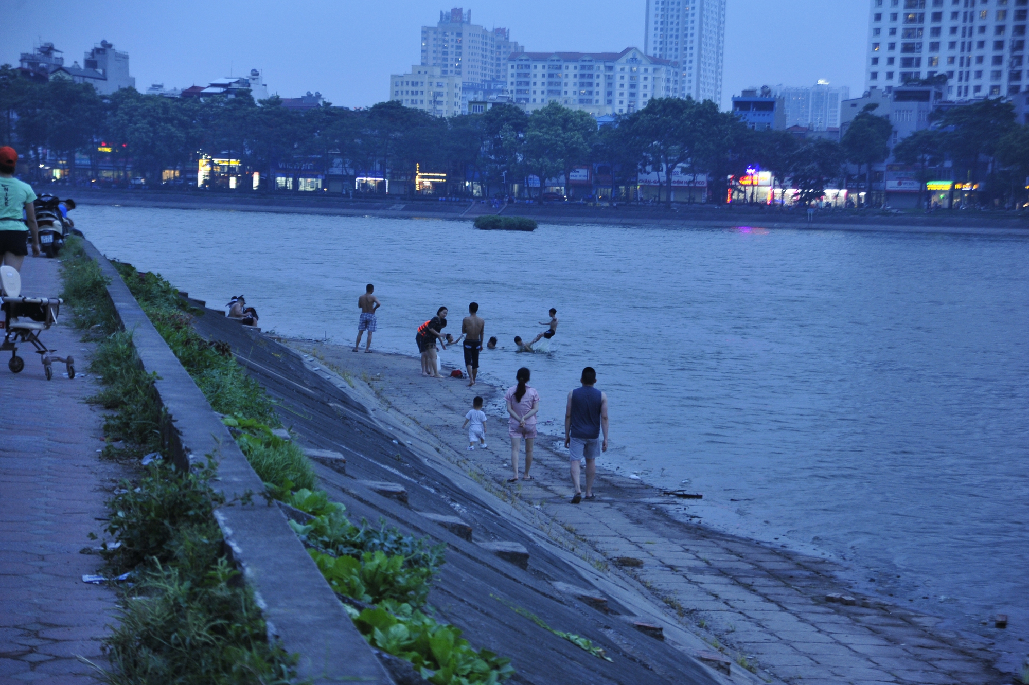 Hà Nội: Hồ Linh Đàm trở thành 'bãi biển giải nhiệt' giữa nắng nóng đỉnh điểm, người dân lưu ý thứ luôn cần mang theo để phòng thân - Ảnh 7.