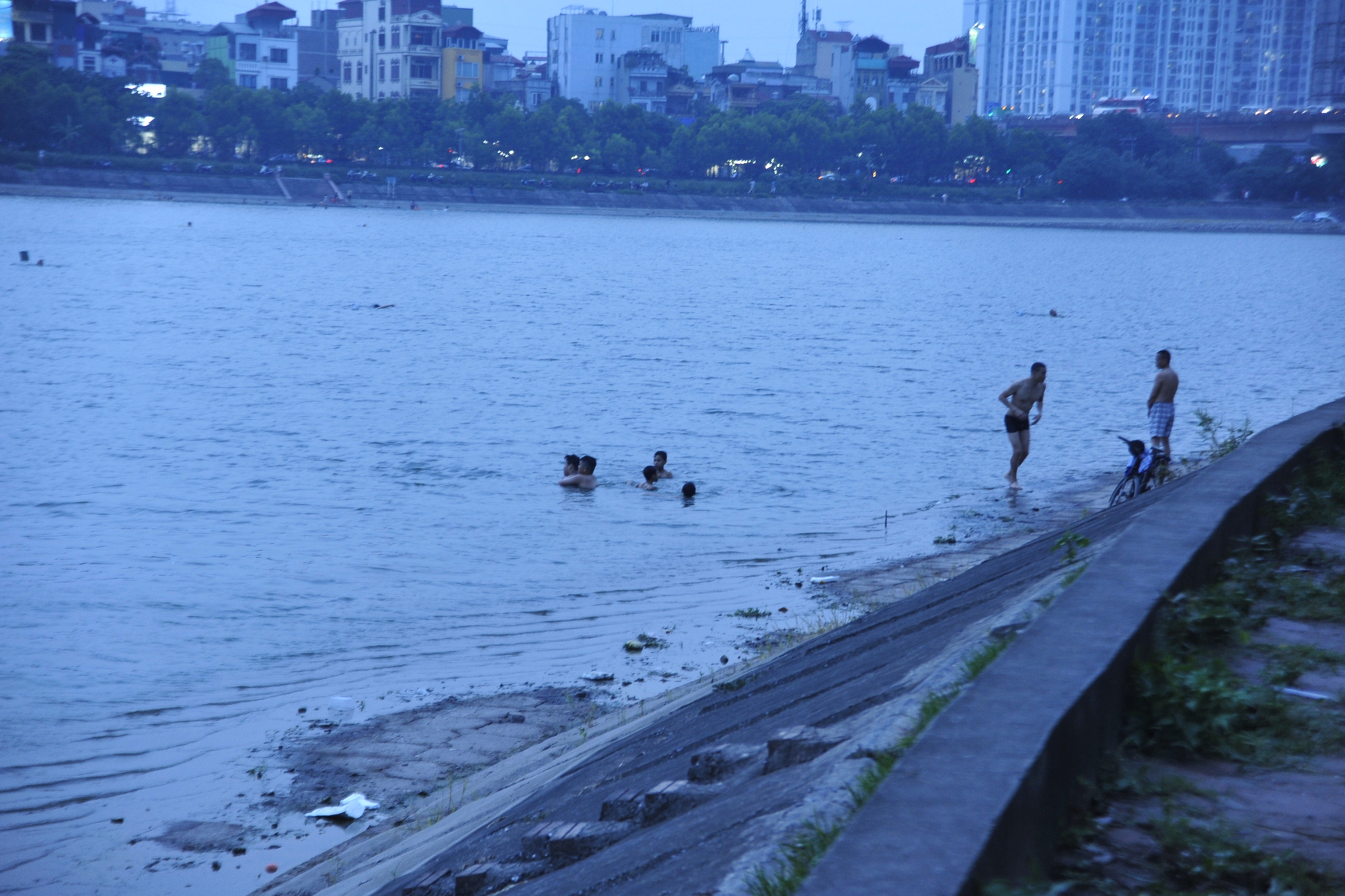 Hà Nội: Hồ Linh Đàm trở thành 'bãi biển giải nhiệt' giữa nắng nóng đỉnh điểm, người dân lưu ý thứ luôn cần mang theo để phòng thân - Ảnh 2.