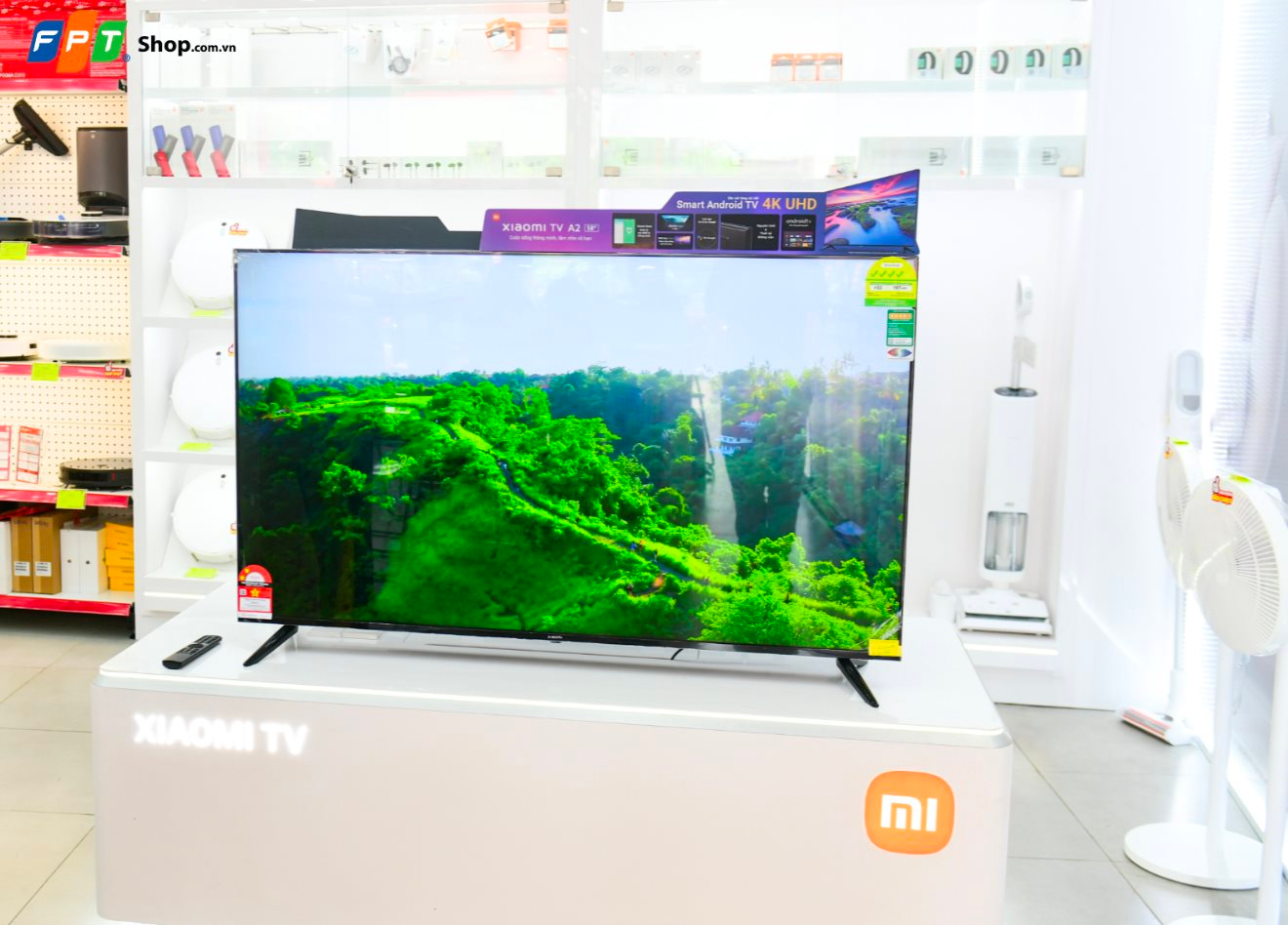 Sau cú “bao chấp ở đâu rẻ hơn hoàn tiền” của đối thủ, đến lượt FPT Shop tung khuyến mãi 40% cho dòng TV thông minh Xiaomi - Ảnh 1.