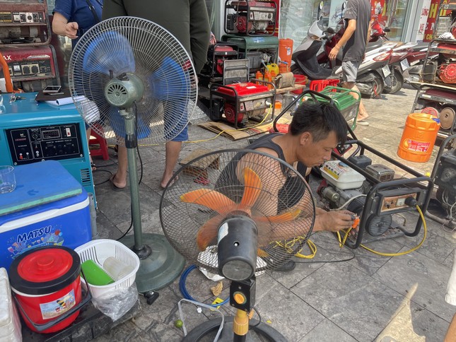 Quảng Ninh: Máy phát điện cháy hàng, quạt tích điện đội giá - Ảnh 7.