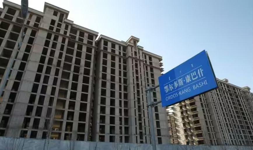 Bên trong các 'thành phố ma' của Trung Quốc với hàng triệu căn hộ bị bỏ hoang - Ảnh 1.