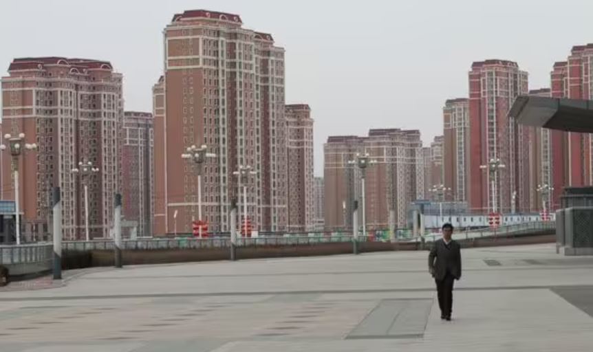 Bên trong các 'thành phố ma' của Trung Quốc với hàng triệu căn hộ bị bỏ hoang - Ảnh 2.