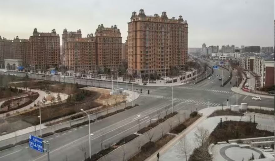 Bên trong các 'thành phố ma' của Trung Quốc với hàng triệu căn hộ bị bỏ hoang - Ảnh 4.