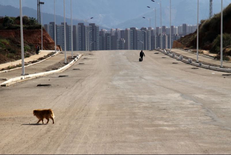 Bên trong các 'thành phố ma' của Trung Quốc với hàng triệu căn hộ bị bỏ hoang - Ảnh 7.