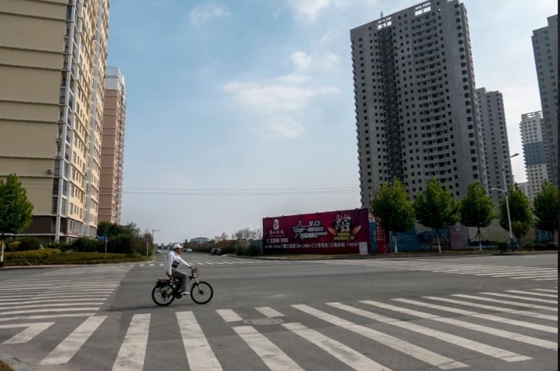 Bên trong các 'thành phố ma' của Trung Quốc với hàng triệu căn hộ bị bỏ hoang - Ảnh 8.