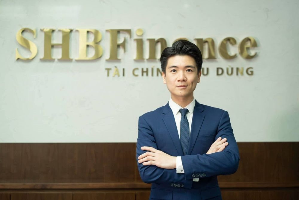 Cùng với Chủ tịch ACB Trần Hùng Huy, ngành ngân hàng còn một ‘tổng tài’ 8x đẹp trai, giỏi giang - Ảnh 2.