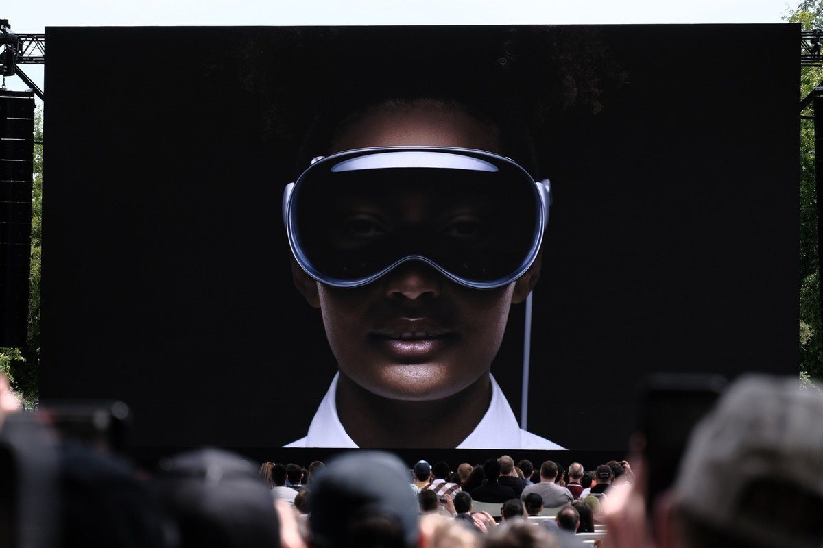 Apple ra mắt kính thực tế ảo Vision Pro: Thiết kế tương lai, bỏ xa các đối thủ về công nghệ, giá tại Việt Nam có thể gần 100 triệu - Ảnh 2.