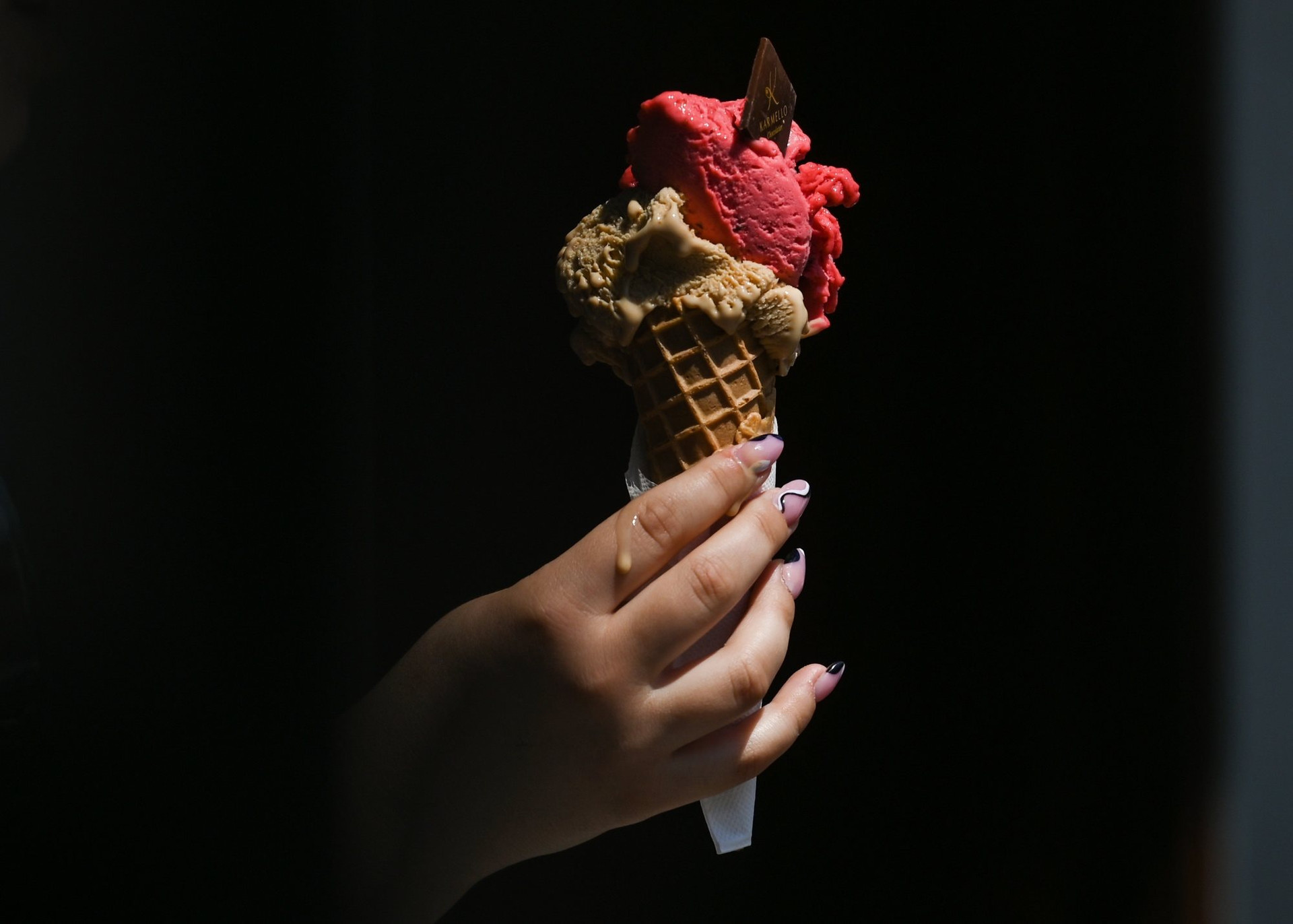 Cơn khát ‘đường’ của châu Âu: Mùa hè buồn với những người dân thích ăn kem - Ảnh 1.