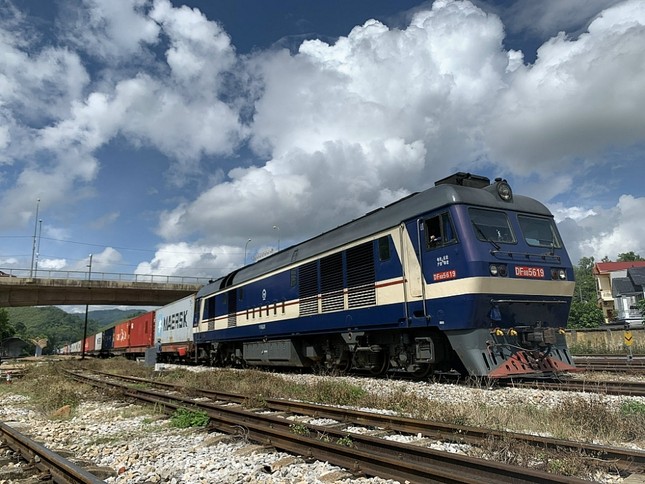 Xuất khẩu lô vải đầu tiên bằng đường sắt sang Trung Quốc