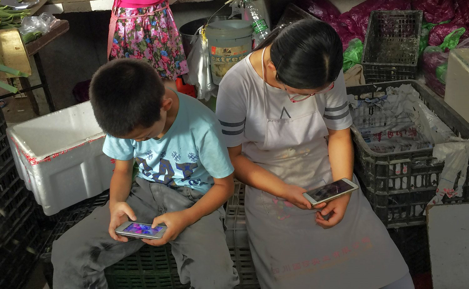 6 triệu trẻ em miền quê Trung Quốc bị bỏ lại với cơn nghiện smartphone - Ảnh 4.