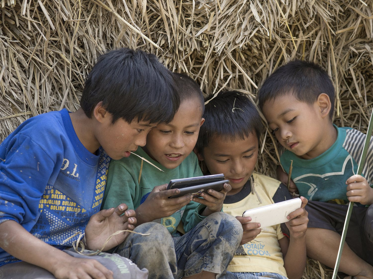 6 triệu trẻ em miền quê Trung Quốc bị bỏ lại với cơn nghiện smartphone - Ảnh 1.