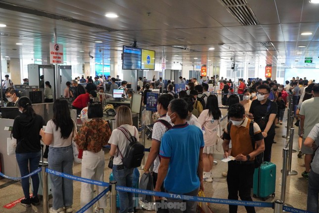 Dự kiến gần 24 triệu lượt khách qua sân bay Tân Sơn Nhất dịp hè