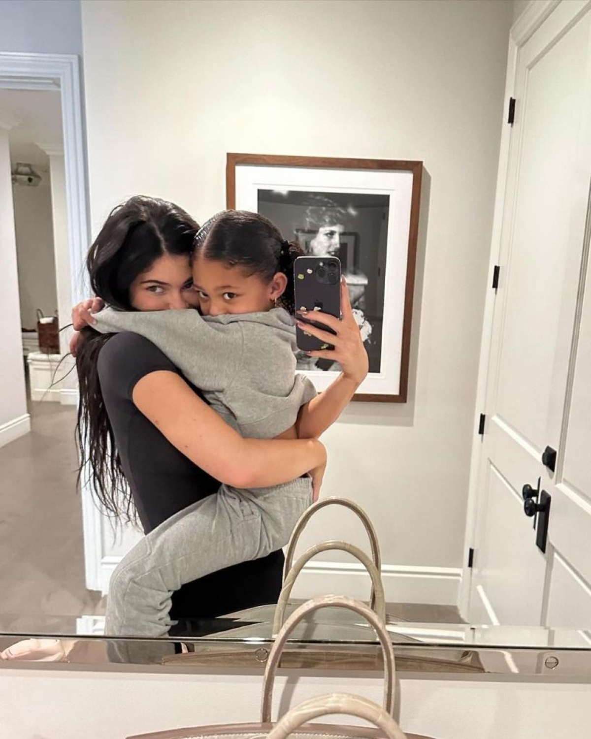 Con gái 5 tuổi của Kylie Jenner đeo đồng hồ Rolex gần 1 tỷ đồng - Ảnh 2.