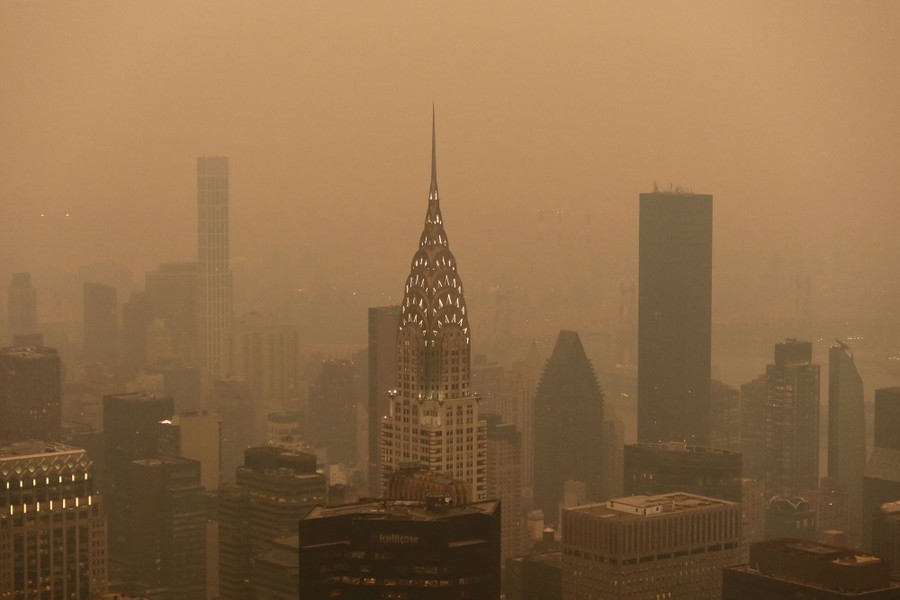 Chùm ảnh minh chứng sức ảnh hưởng nghiêm trọng của cháy rừng ở Canada: New York mù sương, trở thành thành phố có chất lượng không khí tệ nhất thế giới - Ảnh 1.