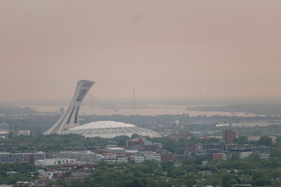 Chùm ảnh minh chứng sức ảnh hưởng nghiêm trọng của cháy rừng ở Canada: New York mù sương, đứng đầu danh sách thành phố ô nhiễm không khí nhất - Ảnh 7.
