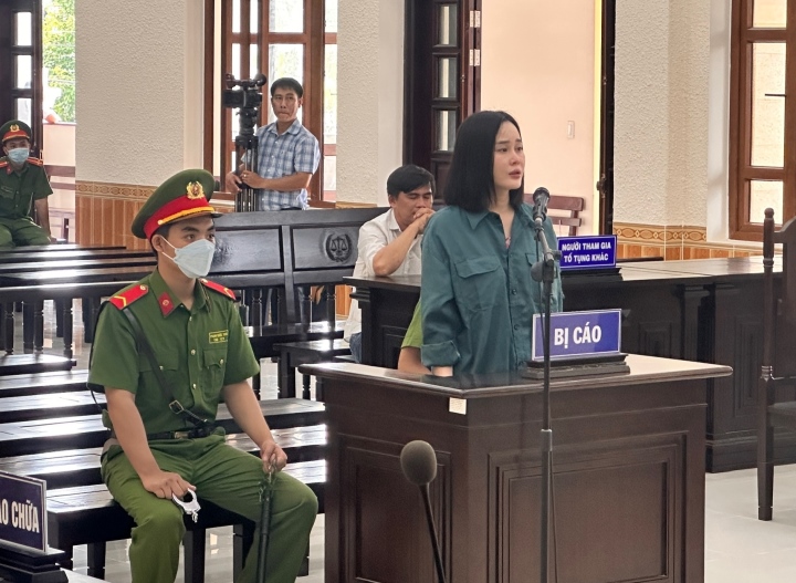'Hotgirl' Tina Dương bật khóc nức nở khi tòa tuyên án 11 năm tù giam - Ảnh 1.