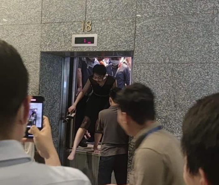 Nhiều người mắc kẹt trong thang máy toà nhà cao nhất Hà Nội kêu cứu - Ảnh 1.
