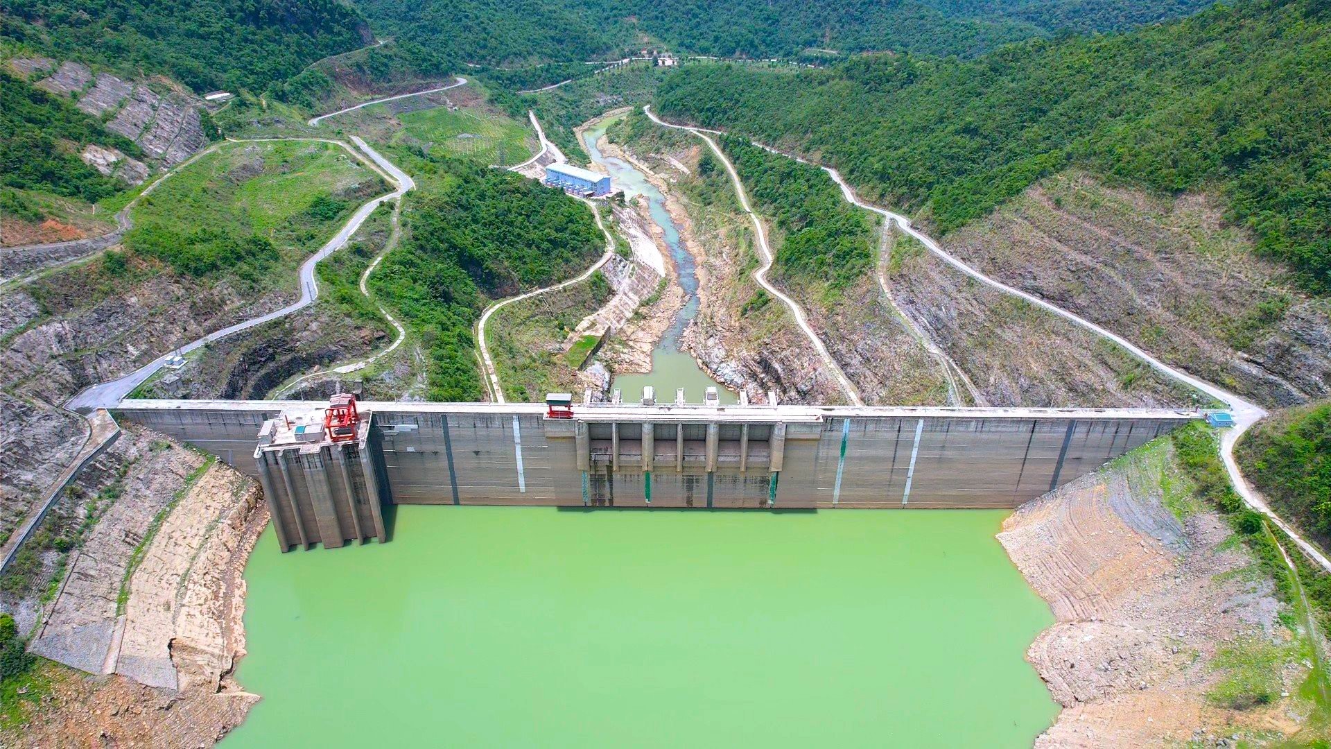 Cận cảnh hồ thủy điện lớn nhất Bắc Trung Bộ cạn kỷ lục, sắp về mực nước chết - Ảnh 1.