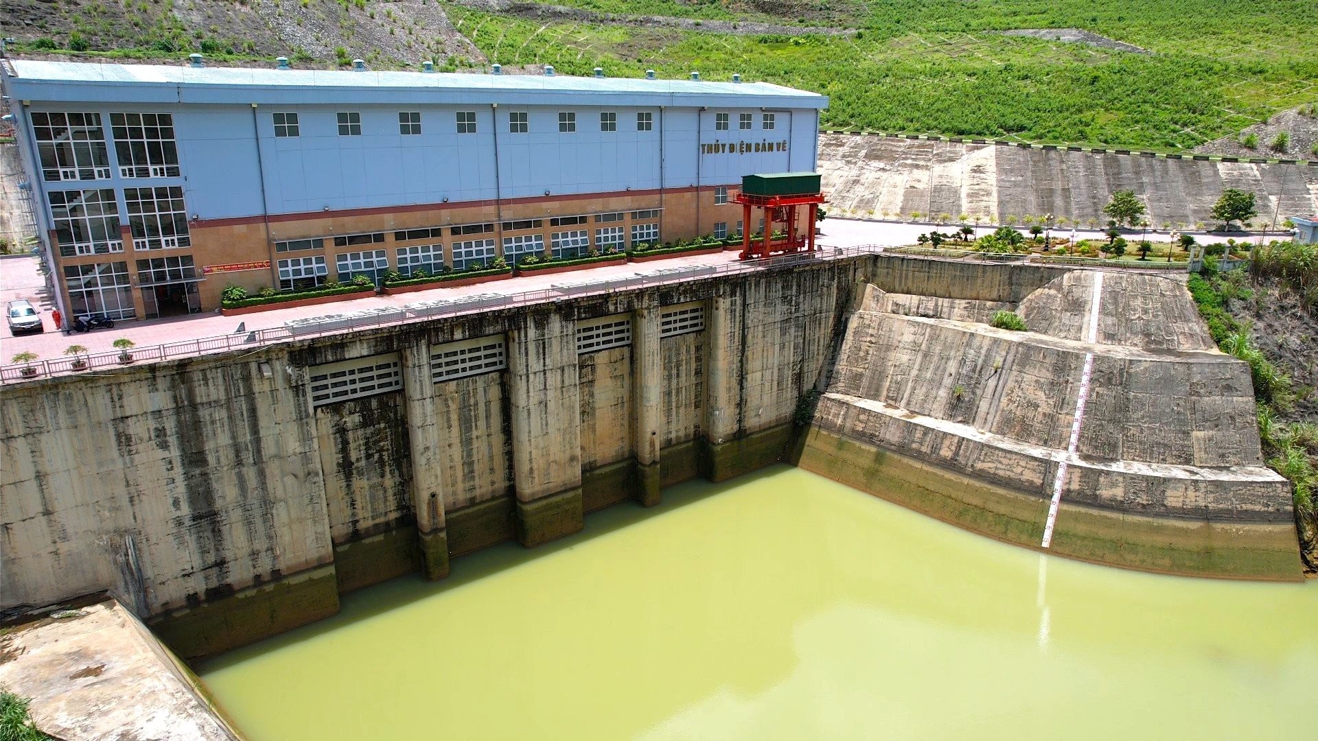 Cận cảnh hồ thủy điện lớn nhất Bắc Trung Bộ cạn kỷ lục, sắp về mực nước chết - Ảnh 2.