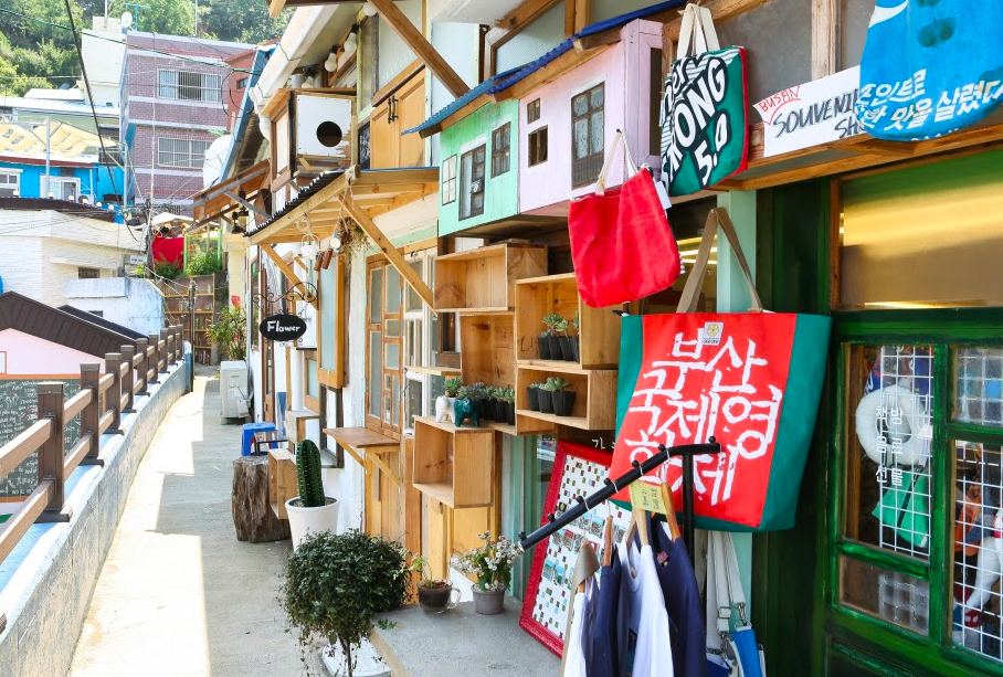 Có gì đặc biệt ở ngôi làng sắc màu được mệnh danh là 'Santorini của Hàn Quốc'? - Ảnh 1.