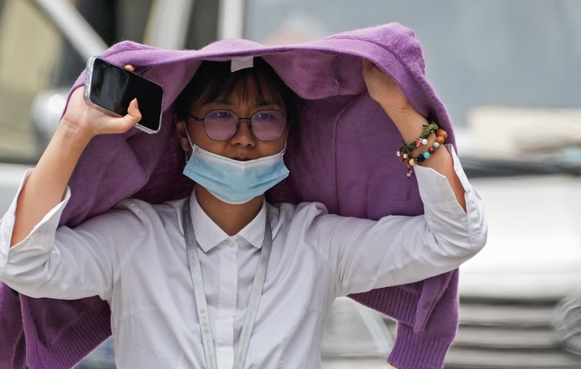 Nhiệt độ cao kỷ lục, Bắc Kinh cấm làm việc ngoài trời - Ảnh 1.