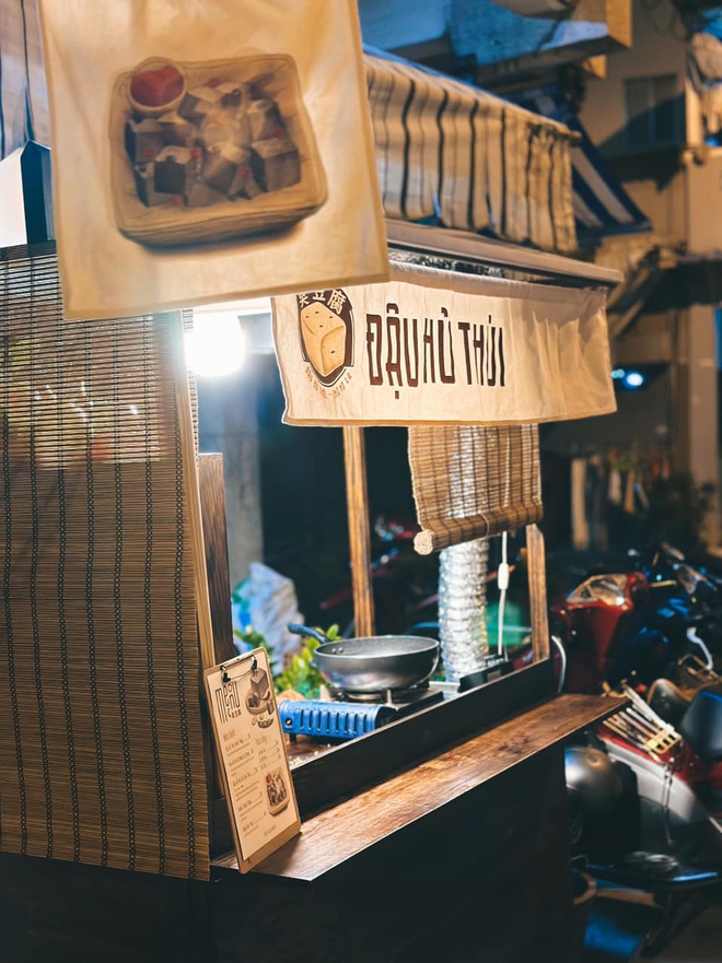 Tiệm đậu hũ thối bất ổn ở Sài Gòn: Khách xếp hàng 3 tiếng mới tới lượt, mở tiệm chưa đầy tháng hàng xóm đã phản đối - Ảnh 3.