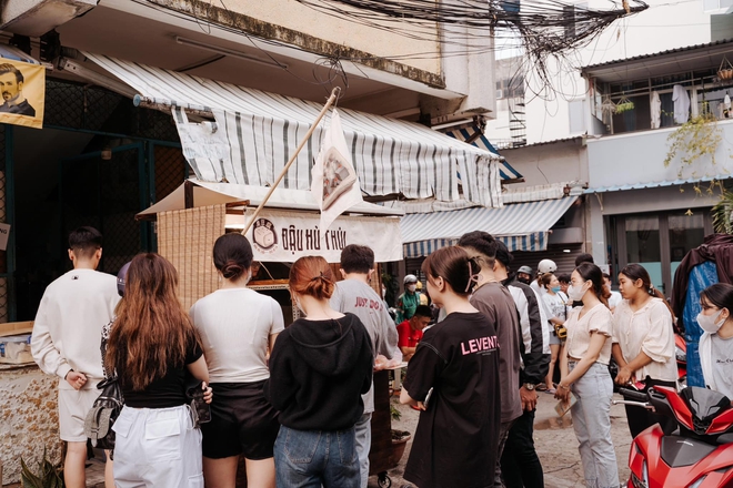Tiệm đậu hũ thối bất ổn ở Sài Gòn: Khách xếp hàng 3 tiếng mới tới lượt, mở tiệm chưa đầy tháng hàng xóm đã phản đối - Ảnh 1.