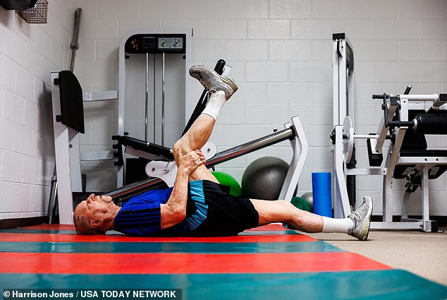 Cụ ông 100 tuổi tập gym 3 giờ/ngày, 5 ngày/tuần: Thêm 2 thói quen này muốn trường thọ không khó - Ảnh 2.